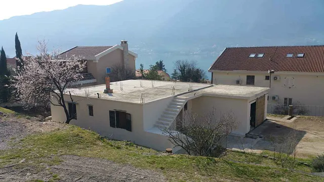 Zum Verkauf steht ein Haus mit großem Grundstück in Dobrota, — photo 36